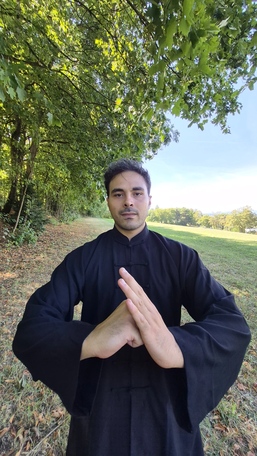 Eduardo Raciti, enseignant ITKA Fribourg, effectuant le salut en extérieur